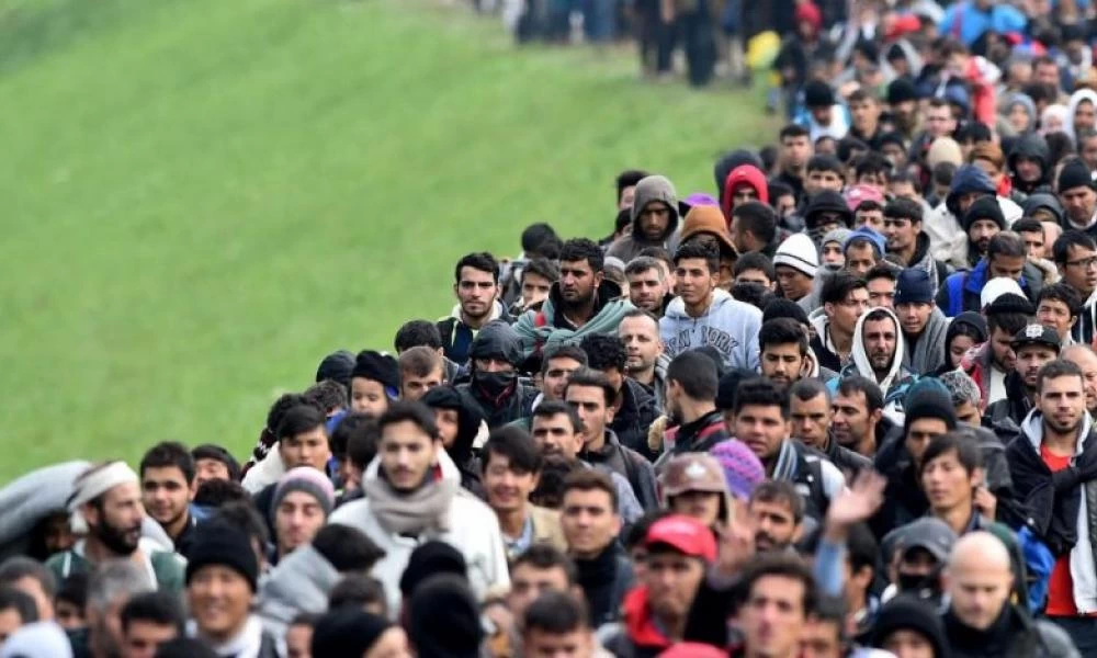 Εικόνες-σοκ από την Μόρια: Αλλοδαποί λεηλάτησαν εκκλησία - ''Αδειάζουν'' σπίτια & καταστρέφουν ελιές! - Βίντεο